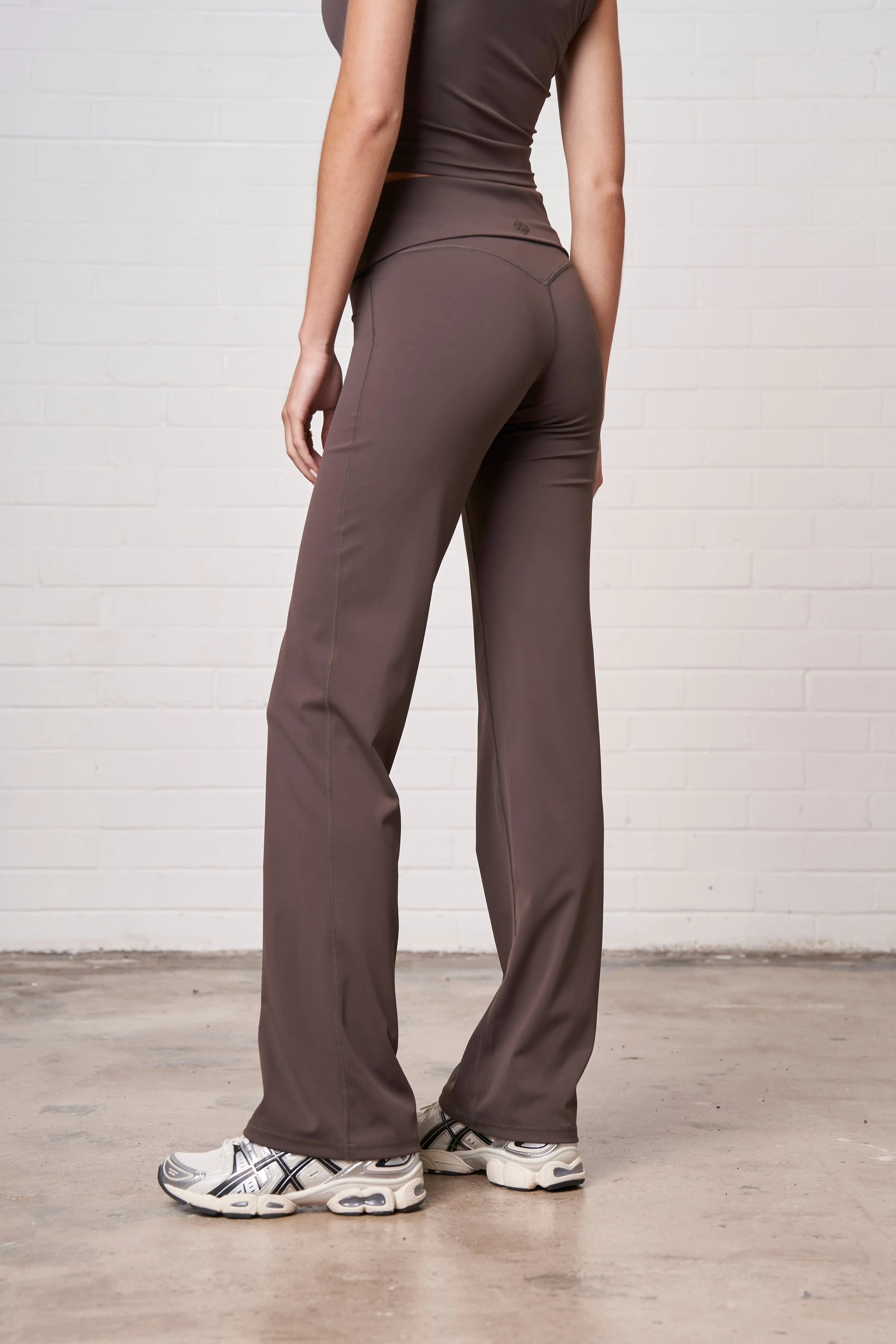 SCULPTING STRETCH FOLDOVER WAISTBAND YOGA PANTS - CHOCOLATE